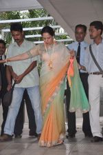 Hema Malini at Esha Deol_s mehendi ceremony in Royalty, Mumbai on 27th June 2012 (47).JPG
